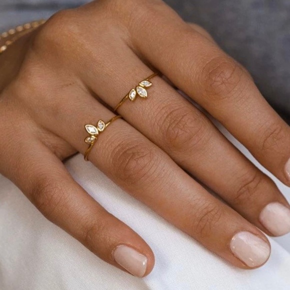 Dainty Leaf Tiara Marquise Crystal Gold Tone Ring - Picture 1 of 3